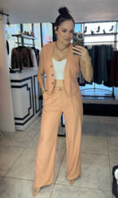 Con junto de chaleco y pantalón de lino