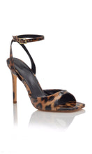Cargar imagen en el visor de la galería, Zapatilla estampado de leopardo 